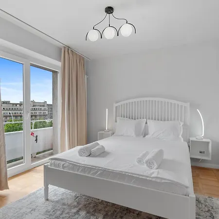 Beautique Panoramic View On People Palace Bukareszt